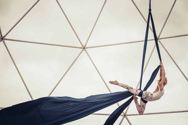 Comment fabriquer une table basse multifonctionnelle avec des matériaux recyclés ?