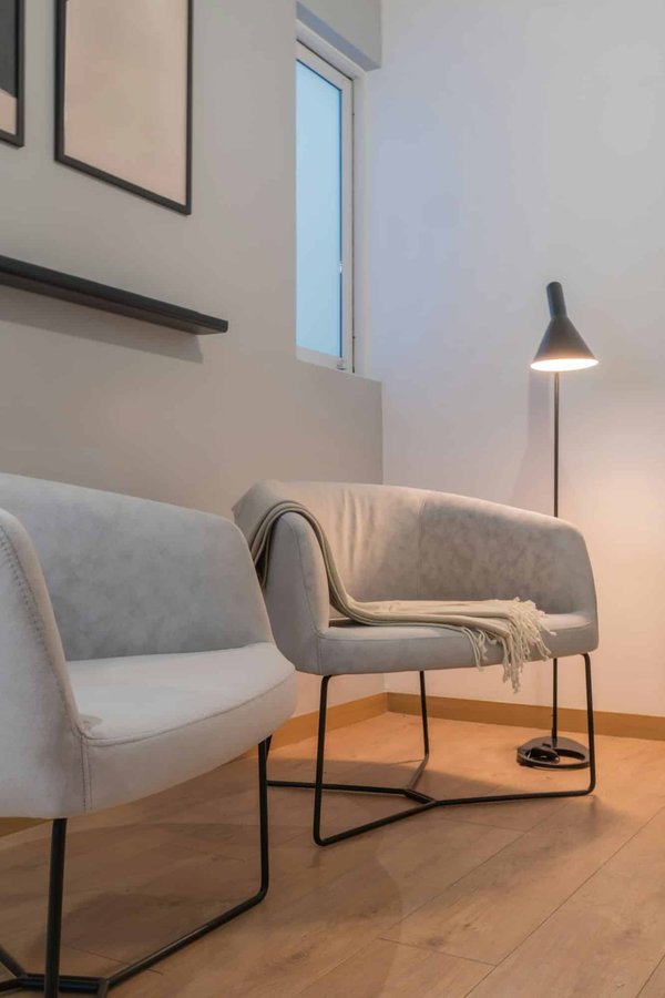 Aménager un petit salon avec canapé 2 places : conseils pour réussir